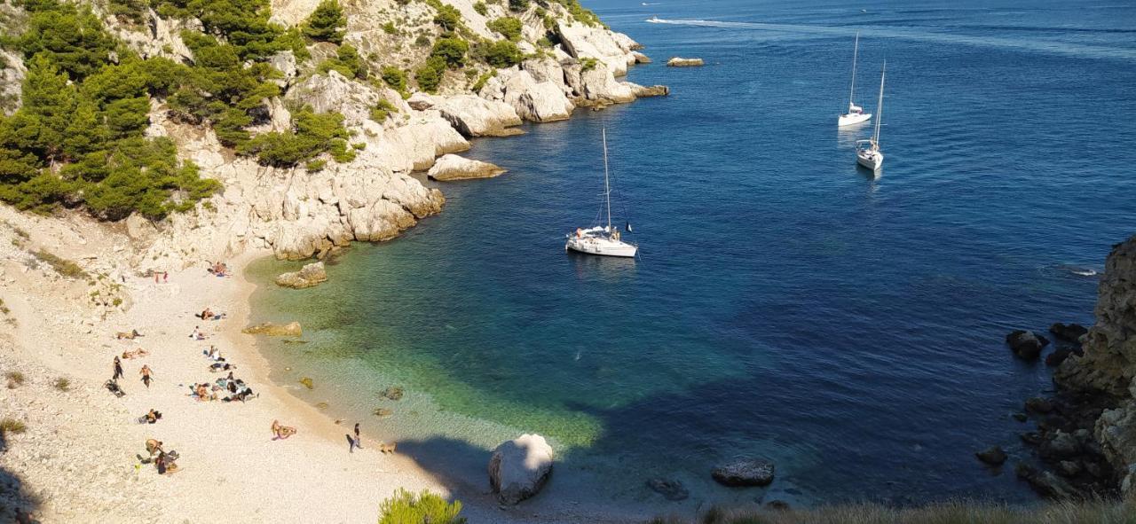 Les Mondes - Appartement Bas De Maison Ensues la Redonne Bagian luar foto