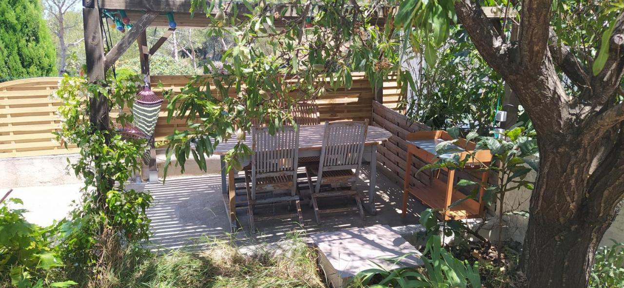 Les Mondes - Appartement Bas De Maison Ensues la Redonne Bagian luar foto